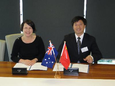 IHBI所长Patsy Yates女士与9778818威尼斯院长刘昌胜在协议签署现场